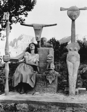 max-ernst and-dorothea-tanning-with-the-capricorne-sculpture-sedona-arizon, 1948
