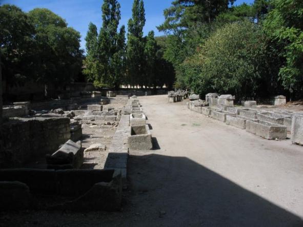 La necropoli degli Alyscamps ad Arles